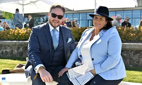 Jan Lubomirski z żoną na otwarciu sezonu na Służewcu