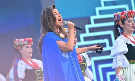 Edyta Górniak, Justyna Steczkowska i akrobacje nad sceną