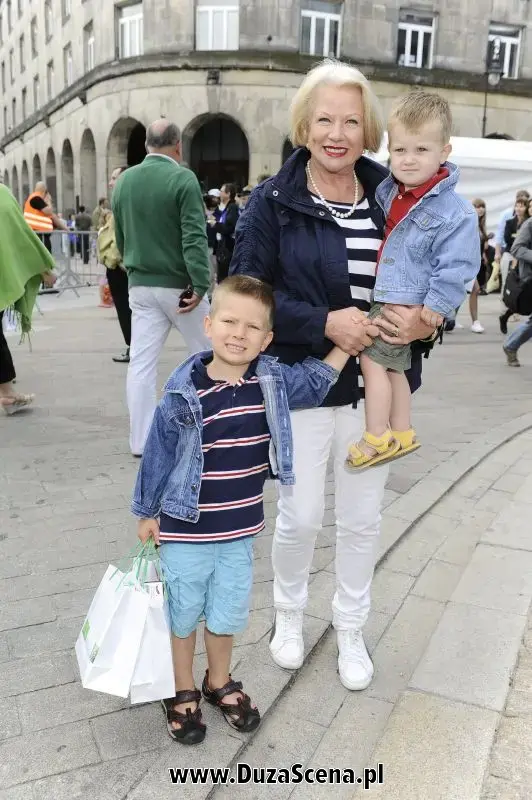 Bożena Dykiel z wnukami