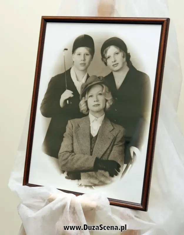 Bożena Dykiel z córkami, reprodukcja