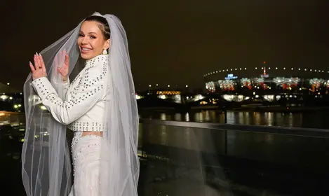 Doda w sukni ślubnej ogłasza wielki powrót