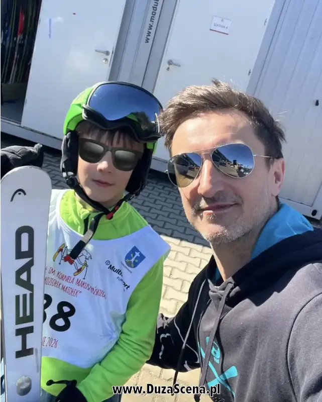 Sebastian Karpiel Bułecka z synem, Jędrzejem