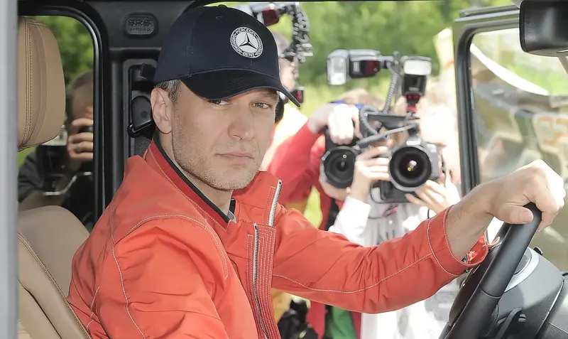 Michał Żebrowski był ministrantem, teraz krytykuje Kościół
