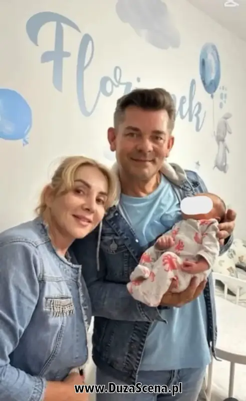 Danuta i Zenon Martyniukowie z wnukiem